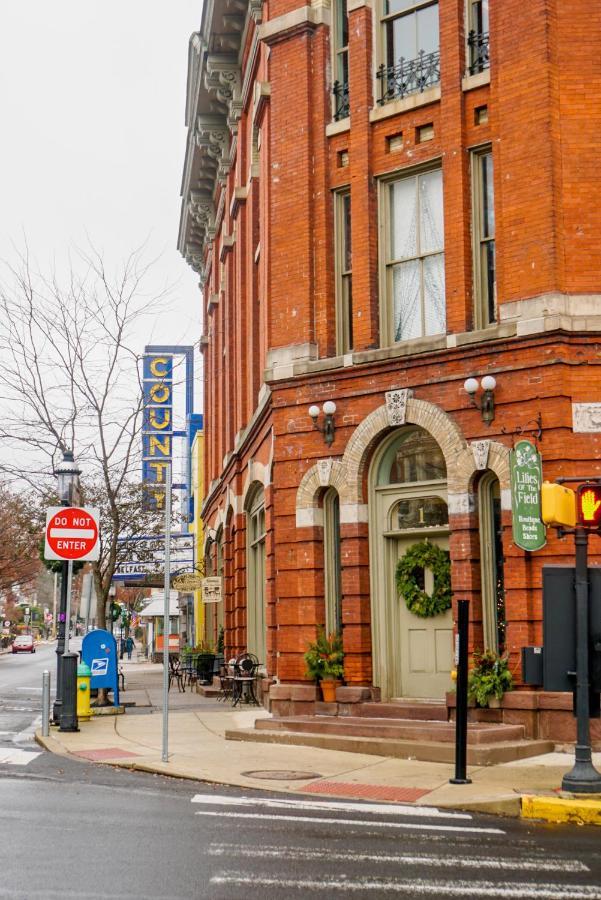 Downtown - Walking Distance To Restaurants Shops And Starbucks *